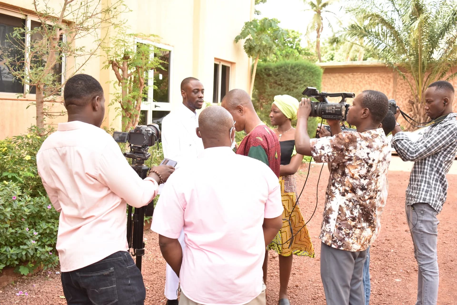 Cameramen et journalistes autour du PDG FasoBIM