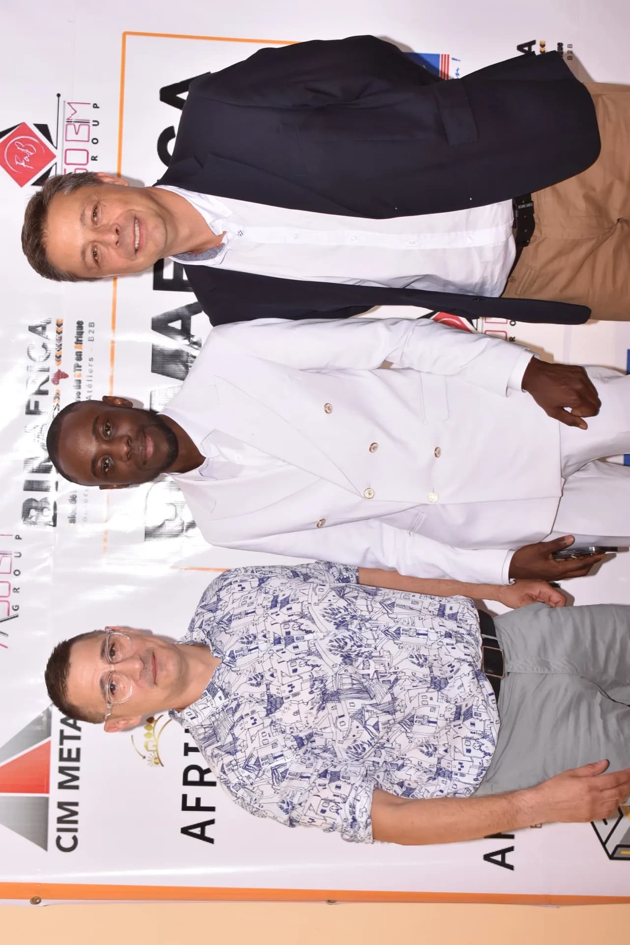 Pose officielle avec partenaires